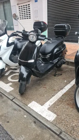 Scooter Negra Ciudad