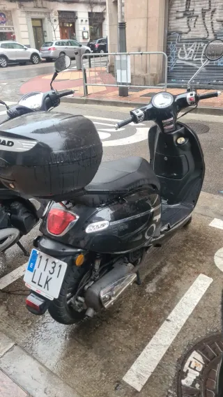 Scooter Negra Ciudad