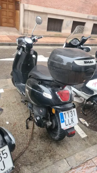 Scooter Negra Ciudad