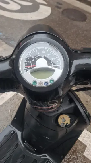 Scooter Negra Ciudad