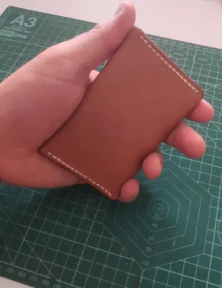 Cartera Minimalista Cuero Natural Hecha a Mano