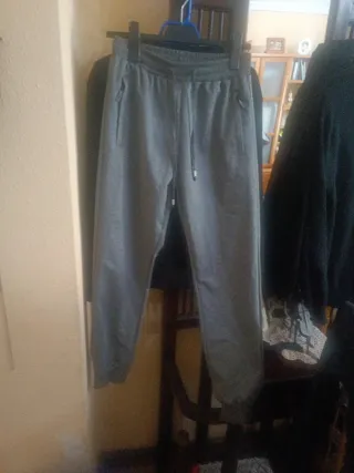 Pantalón niño gris elástico cintura y bajo.