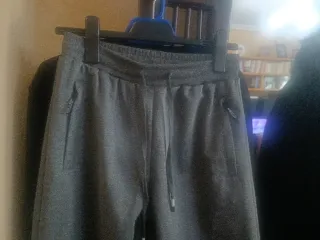 Pantalón niño gris elástico cintura y bajo.