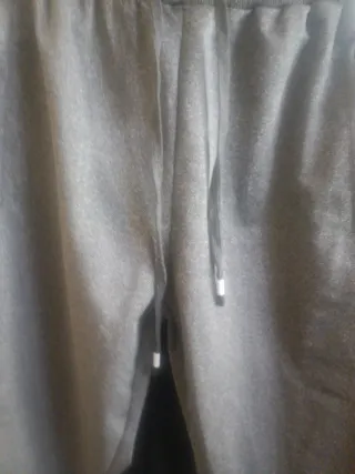 Pantalón niño gris elástico cintura y bajo.