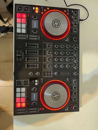 Controlador DJ Traktor Kontrol S4 MK3