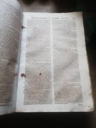 Antiguo libro de derecho año 1607