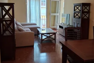 Mesa y sillas comedor madera oscura. Otros