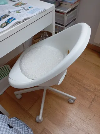 Silla Ikea estudio con ruedas blanca