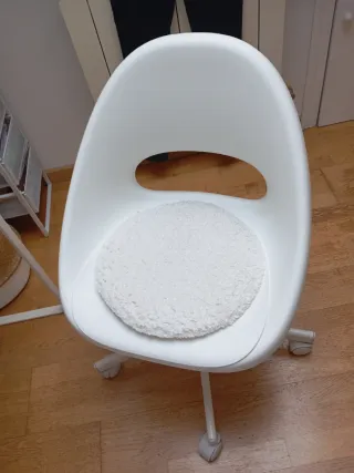 Silla Ikea estudio con ruedas blanca