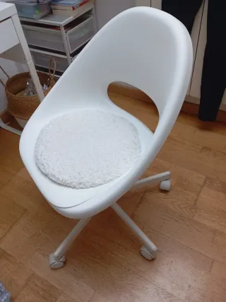 Silla Ikea estudio con ruedas blanca