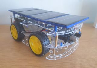 Coche Arduino teledirigido con placas solares