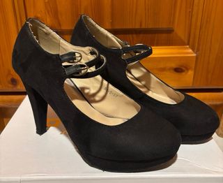 Scarpe nere con cinturino