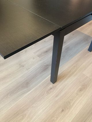 Mesa extensible IKEA negra y marrón y 4 sillas