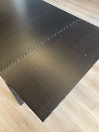 Mesa extensible IKEA negra y marrón y 4 sillas