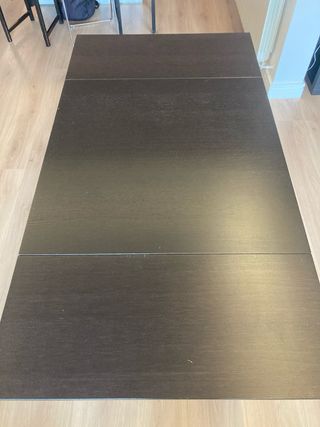 Mesa extensible IKEA negra y marrón y 4 sillas