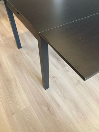 Mesa extensible IKEA negra y marrón y 4 sillas