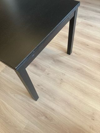Mesa extensible IKEA negra y marrón y 4 sillas
