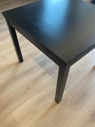 Mesa extensible IKEA negra y marrón y 4 sillas