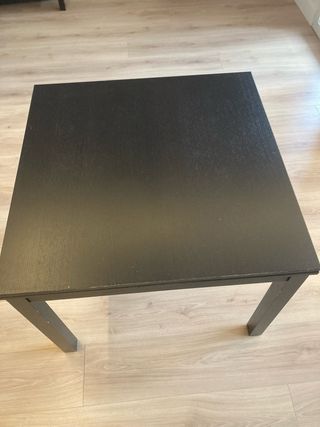 Mesa extensible IKEA negra y marrón y 4 sillas