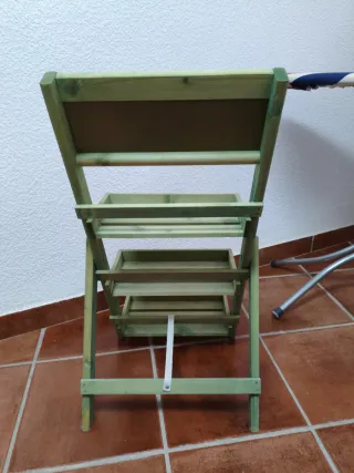 Estantería de madera para plantas