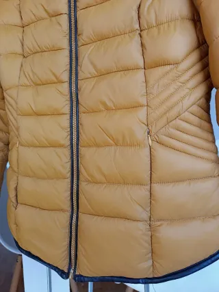 Chaqueta acolchada mostaza