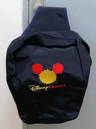 Mochila Cruzada Disney Channel azul marino.