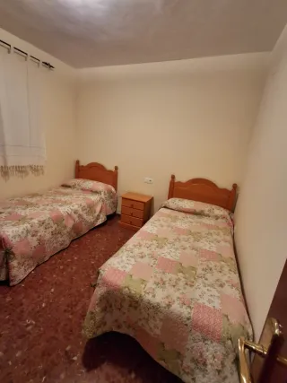 Dormitorio con dos camas provenzal