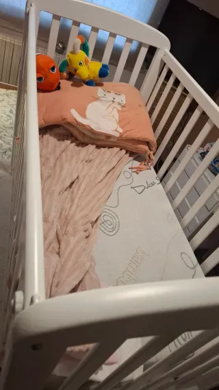 Cuna de bebé blanca