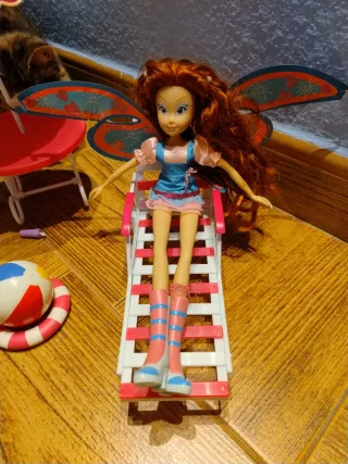 Muñecas estilo Barbie en la playa