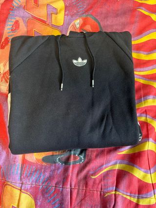 Sudadera Adidas Negra con Detalles Blancos