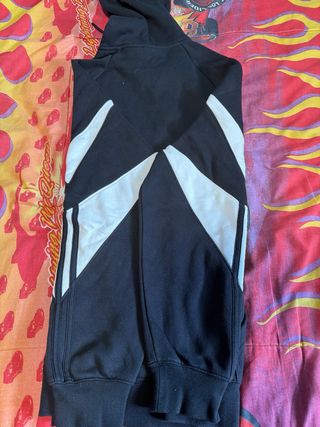 Sudadera Adidas Negra con Detalles Blancos