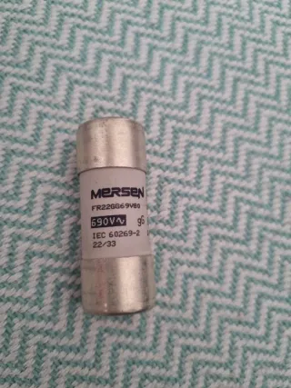 Caja de empalmes y fusibles con portafusibles