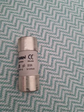 Caja de empalmes y fusibles con portafusibles