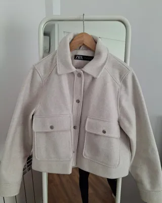 Cazadora corta Zara beige
