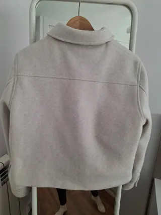Cazadora corta Zara beige
