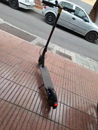 Patinete Eléctrico Xiaomi. Ruedas antipinchasos.
