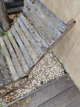 Tumbonas antiguas de madera y metal