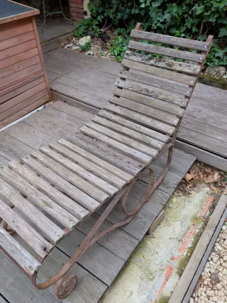 Tumbonas antiguas de madera y metal