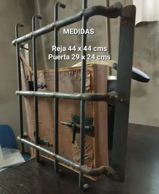 Portachuelo puerta y reja vintage