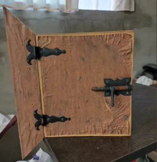 Portachuelo puerta y reja vintage