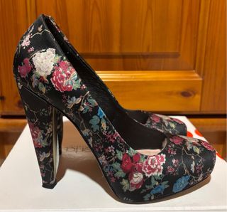 Scarpe Fornarina tacco floreali nere