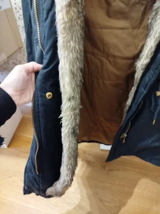 Abrigo negro con capucha y pelo