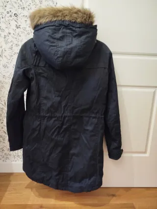 Abrigo negro con capucha y pelo