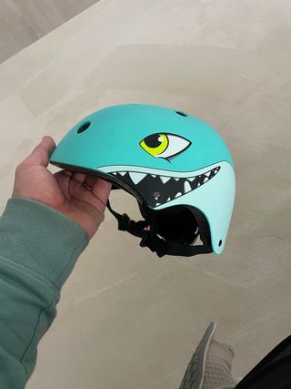 Casco infantil tiburón