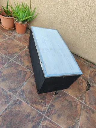 Cajón de madera negro con detalles metálicos