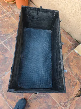 Cajón de madera negro con detalles metálicos