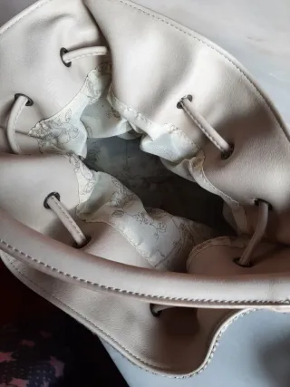 Bolso de mano beige y marrón