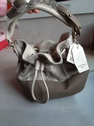 Bolso de mano beige y marrón