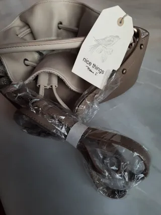 Bolso de mano beige y marrón