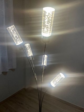 Lámpara de pie LED plateada